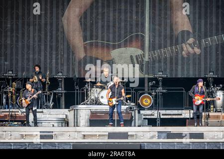 Oslo, Norwegen. 30. Juni 2023. Der amerikanische Sänger, Songwriter und Musiker Bruce Springsteen führt ein Live-Konzert mit der E Street Band in Voldslokka in Oslo auf. (Foto: Gonzales Photo/Alamy Live News Stockfoto