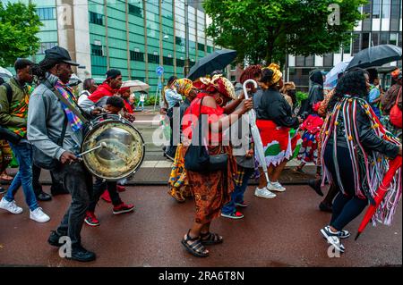 Amsterdam, Niederlande. 01. Juli 2023. Suriname werden in Begleitung einer Band tanzen gesehen. Keti Koti wird traditionell mit einer gemütlichen und farbenfrohen Parade in traditioneller Kleidung namens Bigi Spikri eröffnet. Die Parade beginnt am stadtrat und endet am Slavery Monument Place in Oosterpark. Kredit: SOPA Images Limited/Alamy Live News Stockfoto