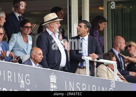 Premierminister des Vereinigten Königreichs Rishi Sunak nimmt an der LV= Insurance Ashes Test Series Second Test Day 4 England gegen Australien am 1. Juli 2023 in Lords, London, Großbritannien Teil (Foto von Mark Cosgrove/News Images) Stockfoto