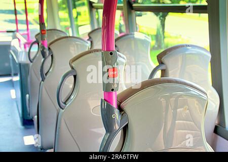 Leeren Sie die ersten Bus-Sitze rot, drücken Sie den Schalter Stockfoto