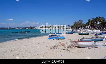 Sommertag an der Küste tunesiens, kleine Boote an der Küste, Himmel und wunderschöne tunesische Landschaft Stockfoto