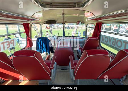 Brestovitsa, Bulgarien - 01. Juli 2023: Zweite Zusammenkunft der Retro-Busse Skoda Karosa 706 RTO, Foto aus dem Inneren des Busses Stockfoto