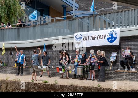 1. Juli 2023. Ausrottungsrebellion protestiert während des Guildford Raft Race-Events über Schmutzwasser und fordert, dass die problematische Thames Water Firma den Klotz abschneidet. Die Umweltschützer wollen, dass die Wasserunternehmen aufhören, unbehandelte Abwässer in unsere Flüsse und Meere zu kippen. Der Protest fand am Fluss Wey in Guildford, Surrey, England, Großbritannien statt. Stockfoto