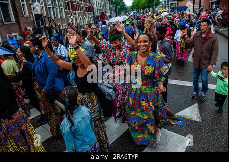 Amsterdam, Niederlande. 01. Juli 2023. Suriname-Menschen werden beim Tanzen in bunten Kleidern gesehen. Keti Koti wird traditionell mit einer gemütlichen und farbenfrohen Parade in traditioneller Kleidung namens Bigi Spikri eröffnet. Die Parade beginnt am stadtrat und endet am Slavery Monument Place in Oosterpark. (Foto: Ana Fernandez/SOPA Images/Sipa USA) Guthaben: SIPA USA/Alamy Live News Stockfoto