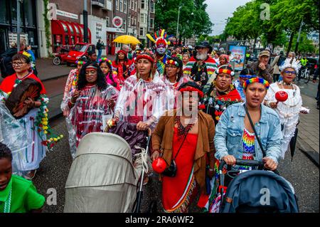 Amsterdam, Niederlande. 01. Juli 2023. Suriname werden mit traditionellen Kleidern und Instrumenten gesehen. Keti Koti wird traditionell mit einer gemütlichen und farbenfrohen Parade in traditioneller Kleidung namens Bigi Spikri eröffnet. Die Parade beginnt am stadtrat und endet am Slavery Monument Place in Oosterpark. (Foto: Ana Fernandez/SOPA Images/Sipa USA) Guthaben: SIPA USA/Alamy Live News Stockfoto