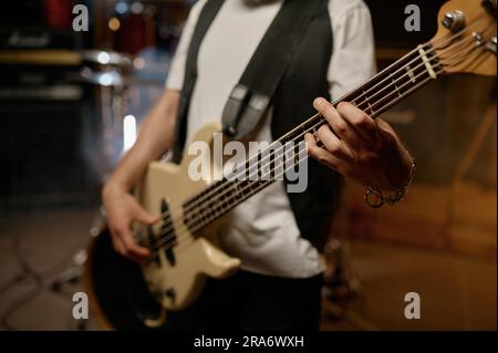 Rockmusik-Band-Aufführung mit Nahaufnahme auf der Hand des Gitarrist Stockfoto