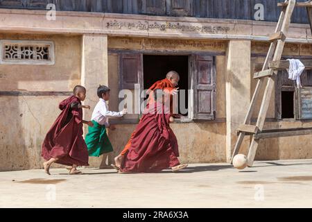 KYAUKME, MYANMAR - 3. Dezember 2014: Junge buddhistische Mönche spielen im Tempel bei Kyaukme im Staat Shan, Myanmar. Stockfoto