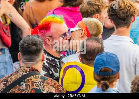 London, Großbritannien. 01. Juli 2023. Stars spielen vor einer großen und begeisterten Menge - dem Konzert am Trafalgar Square -, der jährlichen Parade und dem Festival „Pride in London“ im Rahmen des Pride Month. Kredit: Guy Bell/Alamy Live News Stockfoto
