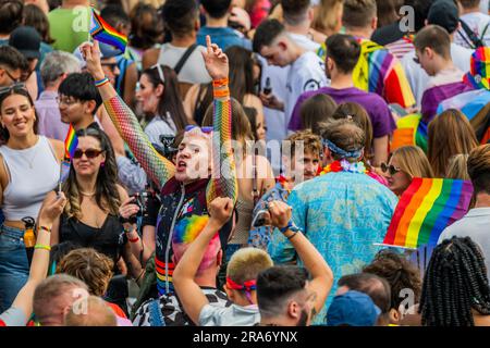London, Großbritannien. 01. Juli 2023. Stars spielen vor einer großen und begeisterten Menge - dem Konzert am Trafalgar Square -, der jährlichen Parade und dem Festival „Pride in London“ im Rahmen des Pride Month. Kredit: Guy Bell/Alamy Live News Stockfoto