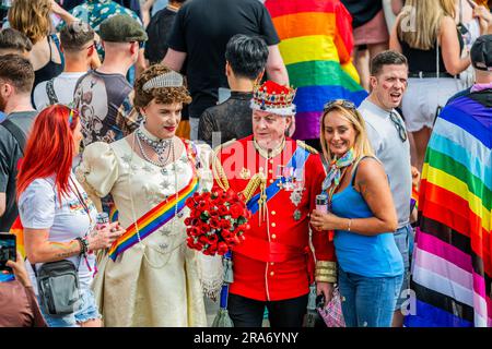 London, Großbritannien. 01. Juli 2023. Der König und die Königin besuchen das Konzert am Trafalgar Square - die jährliche Parade und das Festival „Pride in London“ im Rahmen des Pride Month. Kredit: Guy Bell/Alamy Live News Stockfoto