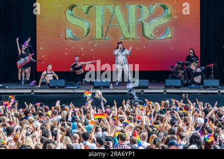 London, Großbritannien. 01. Juli 2023. Stars spielen vor einer großen und begeisterten Menge - dem Konzert am Trafalgar Square -, der jährlichen Parade und dem Festival „Pride in London“ im Rahmen des Pride Month. Kredit: Guy Bell/Alamy Live News Stockfoto