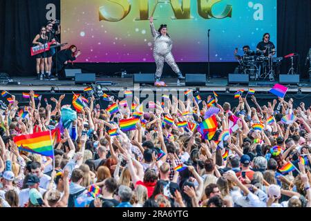 London, Großbritannien. 01. Juli 2023. Stars spielen vor einer großen und begeisterten Menge - dem Konzert am Trafalgar Square -, der jährlichen Parade und dem Festival „Pride in London“ im Rahmen des Pride Month. Kredit: Guy Bell/Alamy Live News Stockfoto