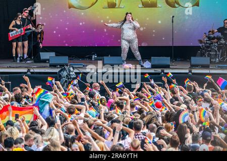 London, Großbritannien. 01. Juli 2023. Stars spielen vor einer großen und begeisterten Menge - dem Konzert am Trafalgar Square -, der jährlichen Parade und dem Festival „Pride in London“ im Rahmen des Pride Month. Kredit: Guy Bell/Alamy Live News Stockfoto
