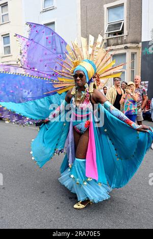 St Paul's Caribbean Carnival 2023, Bristol, England, Großbritannien, 1. Juli 2023. St. Pauls Gegend, Bristol. Farbenfrohe Kostüme in der Parade Stockfoto