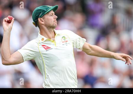 London, Großbritannien. 01. Juli 2023. Josh Hazlewood of Australia übergibt den Ball während der LV= Insurance Ashes Test Series Second Test Day 4 England gegen Australia bei Lords, London, Großbritannien, 1. Juli 2023 (Foto von Mark Cosgrove/News Images) in London, Großbritannien, am 7./1. Juli 2023. (Foto: Mark Cosgrove/News Images/Sipa USA) Guthaben: SIPA USA/Alamy Live News Stockfoto