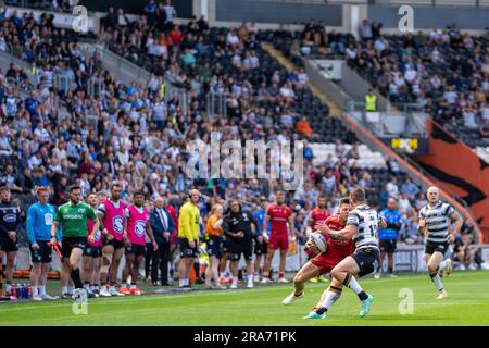 Hull, UK. 1. Juli 2023 Betfred Super League - Runde 17: Hull FC gegen Catalans Dragons. Jordan Lane, Hull FC bereitet sich auf die Verteidigung vor. Kredit Paul Whitehurst/Alamy Live News Stockfoto