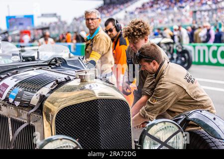 Le Mans, Frankreich. 01. Juli 2023. 44 OVERINGTON (gbr), Bentley Blower 1929, Ambiance, Pitlane während der Le Mans Classic 2023 vom 1. Bis 3. Juli 2023 auf dem Circuit des 24 Heures du Mans in Le Mans, Frankreich - Photo Damien Saulnier/DPPI Credit: DPPI Media/Alamy Live News Stockfoto