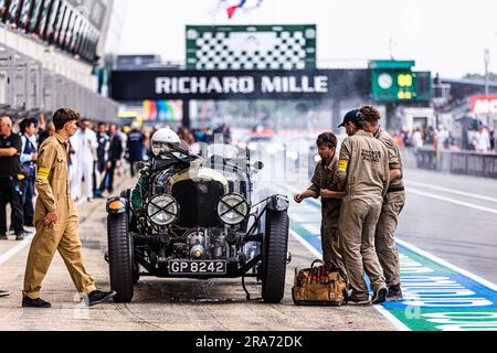 Le Mans, Frankreich. 01. Juli 2023. 44 OVERINGTON (gbr), Bentley Blower 1929, Ambiance, Pitlane während der Le Mans Classic 2023 vom 1. Bis 3. Juli 2023 auf dem Circuit des 24 Heures du Mans in Le Mans, Frankreich - Photo Damien Saulnier/DPPI Credit: DPPI Media/Alamy Live News Stockfoto