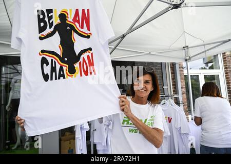 Schepdaal, Belgien. 01. Juli 2023. Remcos Mutter Agna Van Eeckhout wurde während der ersten Ausgabe der R.EV Ride, Schepdaal, Dilbeek, am Samstag, den 01. Juli 2023 fotografiert. Der Verlauf dieser Tour folgt Evenepoels Lieblingstrainings durch das Pajottenland, die flämischen Ardennen und die Pays des Collines. BELGA FOTO TOM GOYVAERTS Kredit: Belga News Agency/Alamy Live News Stockfoto