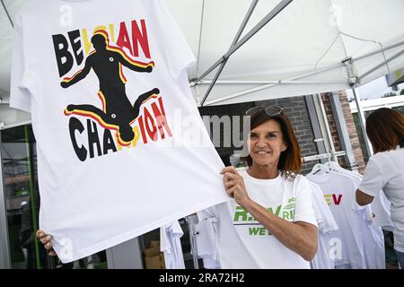 Schepdaal, Belgien. 01. Juli 2023. Remcos Mutter Agna Van Eeckhout wurde während der ersten Ausgabe der R.EV Ride, Schepdaal, Dilbeek, am Samstag, den 01. Juli 2023 fotografiert. Der Verlauf dieser Tour folgt Evenepoels Lieblingstrainings durch das Pajottenland, die flämischen Ardennen und die Pays des Collines. BELGA FOTO TOM GOYVAERTS Kredit: Belga News Agency/Alamy Live News Stockfoto