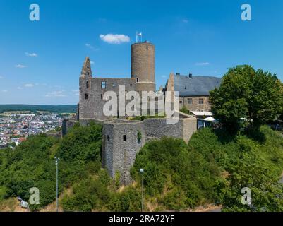 Ruinen der mittelalterlichen Burg Gleiberg in Hessen, Deutschland, auf dem Gipfel eines Vulkans. Luftaufnahme im Sommer Stockfoto