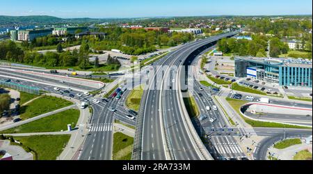 Mehrstöckige Autobahnkreuzung in Krakau, Polen. Eine Autobahn auf der obersten Ebene, die zweite im Tunnel, die Kehrtwende mit Ampeln und Stockfoto