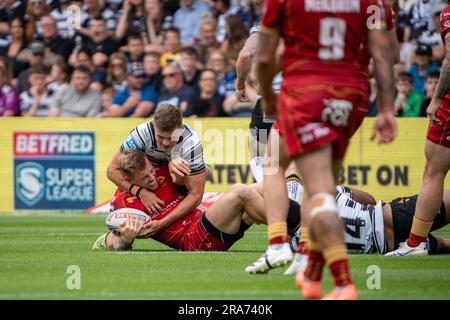 Hull, UK. 1. Juli 2023 Betfred Super League - Runde 17: Hull FC gegen Catalans Dragons. Tom Johnstone, Katalane, Drachen in Angriff genommen. Kredit Paul Whitehurst/Alamy Live News Stockfoto