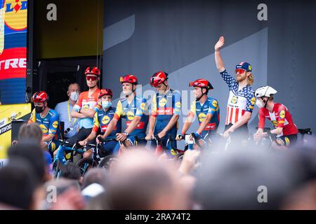 Bilbao, Vizcaya, Spanien. 1. Juli 2023. Quinn Simmons (LIDL-TREK) mit seinen Teamkollegen während der Präsentation der Fahrradteams im Stadion San Mames in Bilbao vor der 1. Etappe der Tour de France 2023 (Kreditbild: © Alberto Gardin/ZUMA Press Wire) NUR REDAKTIONELLER GEBRAUCH! Nicht für den kommerziellen GEBRAUCH! Kredit: ZUMA Press, Inc./Alamy Live News Stockfoto