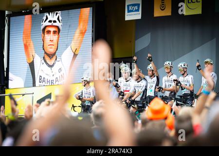 Bilbao, Spanien. 01. Juli 2023. Mikel Landa (BAHRAIN SIEGREICH) mit seinen Teamkollegen während der Präsentation der Radsportteams im San Mames Stadion in Bilbao vor der 1. Etappe der Tour de France 2023 Credit: Live Media Publishing Group/Alamy Live News Stockfoto