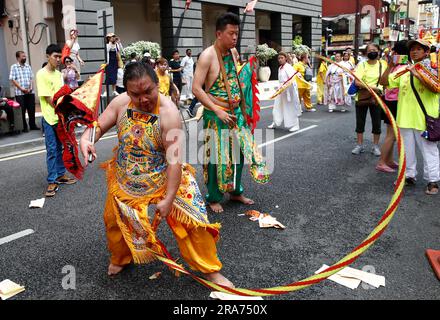 Kuala Lumpur, Malaysia. 01. Juli 2023. Anhänger nehmen an der Straßenprozession während des Guan Ping Festivals in China Town, Kuala Lumpur, Teil. Das Festival zur Feier des Geburtstages der chinesischen Gottheit Guan Ping (Guan Di's Son) soll lokalen Unternehmen mit dem drachen- und löwenmarsch und dem Tanz, der die chinesischen Gottheiten durch China Town führt, Wohlstand bringen. Kredit: SOPA Images Limited/Alamy Live News Stockfoto