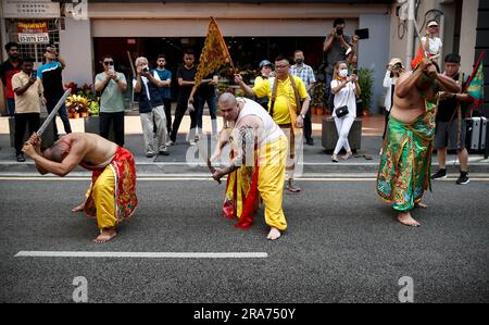 Kuala Lumpur, Malaysia. 01. Juli 2023. Anhänger nehmen an der Straßenprozession während des Guan Ping Festivals in China Town, Kuala Lumpur, Teil. Das Festival zur Feier des Geburtstages der chinesischen Gottheit Guan Ping (Guan Di's Son) soll lokalen Unternehmen mit dem drachen- und löwenmarsch und dem Tanz, der die chinesischen Gottheiten durch China Town führt, Wohlstand bringen. Kredit: SOPA Images Limited/Alamy Live News Stockfoto