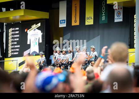 Bilbao, Vizcaya, Spanien. 1. Juli 2023. Mikel Landa (BAHRAIN SIEGREICH) mit seinen Teamkollegen während der Präsentation der Fahrradteams im Stadion San Mames in Bilbao vor der 1. Etappe der Tour de France 2023 (Kreditbild: © Alberto Gardin/ZUMA Press Wire) NUR REDAKTIONELLER GEBRAUCH! Nicht für den kommerziellen GEBRAUCH! Kredit: ZUMA Press, Inc./Alamy Live News Stockfoto