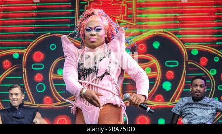 London, Großbritannien. 01. Juli 2023. Todrick Hall, US-Sänger, Choreograf und RuPaul's Drag Race Choreographer und Richter, tritt auf der Hauptbühne am Trafalgar Square für Pride in London auf. Kredit: Imageplotter/Alamy Live News Stockfoto