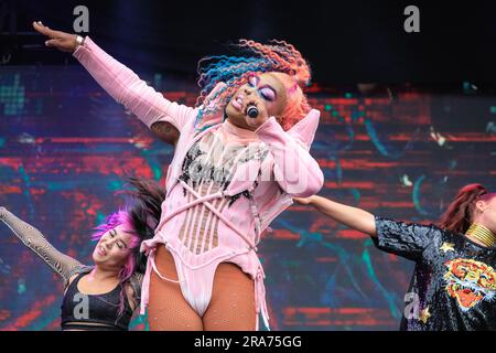 London, Großbritannien. 01. Juli 2023. Todrick Hall, US-Sänger, Choreograf und RuPaul's Drag Race Choreographer und Richter, tritt auf der Hauptbühne am Trafalgar Square für Pride in London auf. Kredit: Imageplotter/Alamy Live News Stockfoto