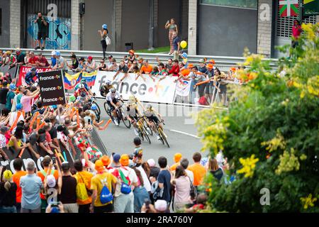 Bilbao, Vizcaya, Spanien. 1. Juli 2023. Jonas Vingegaard (JUMBO-VISMA) und Tadej Pogacar (VAE-TEAM EMIRATES) während des letzten Aufstiegs der ersten Etappe der Tour de France 2023 in Bilbao, Spanien (Kreditbild: © Alberto Gardin/ZUMA Press Wire) NUR REDAKTIONELLE VERWENDUNG! Nicht für den kommerziellen GEBRAUCH! Kredit: ZUMA Press, Inc./Alamy Live News Stockfoto