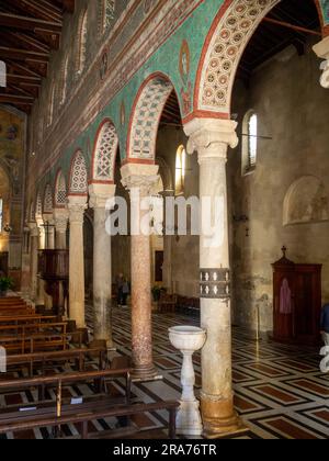 Das Innere der romanischen Kathedrale von San Secondiano, Chiusi Stockfoto