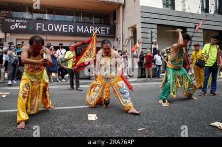 Kuala Lumpur, Malaysia. 01. Juli 2023. Anhänger nehmen an der Straßenprozession während des Guan Ping Festivals in China Town, Kuala Lumpur, Teil. Das Festival zur Feier des Geburtstages der chinesischen Gottheit Guan Ping (Guan Di's Son) soll lokalen Unternehmen mit dem drachen- und löwenmarsch und dem Tanz, der die chinesischen Gottheiten durch China Town führt, Wohlstand bringen. (Foto: Wong Fok Loy/SOPA Images/Sipa USA) Guthaben: SIPA USA/Alamy Live News Stockfoto