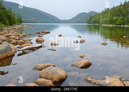 Jordan Pond, einer der unberührtesten Seen des Parks, mit herausragender Berglandschaft in der Umgebung. Gletscher haben die Landschaft geformt und zahlreiche geol hinterlassen Stockfoto