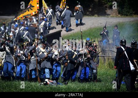 Chlum, Tschechische Republik. 1. Juli 2023. Als Soldaten der österreichischen und preußischen Armee verkleidete Menschen auf dem Hügel Chlum bei Hradec Kralove ehrten die gefallenen Soldaten in der Kampfszene ''das 18. Infanterieregiment von Hradec Kralove in der Schlacht von Chlum 1866'' in der Chlum in der Tschechischen Republik Die österreichische Armee der 215.000 Jahre stand am 3. Juli der Preußischen Elbarmee (39.000) und der Ersten Armee (85.000) gegenüber. Der Kampf endete mit schweren Opfern für beide Seiten. Bei den Preußen wurden fast 9.000 Männer getötet, verwundet oder vermisst. Die Österreicher und Verbündeten hatten etwa 31.000 Männer Ki Stockfoto