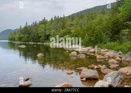 Am Ufer des Jordan Pond, einem der unberührtesten Seen des Parks, mit einer hervorragenden umliegenden Berglandschaft. Acadia-Nationalpark, Maine, Usa Stockfoto