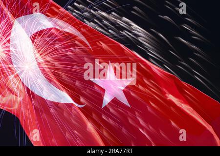 Nahaufnahme der geschwungenen türkischen Flagge vor Feuerwerk am Nachthimmel Stockfoto