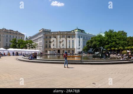 WIEN, ÖSTERREICH - 13. JUNI 2023: Skulptur der Heinrich-Moore-Bögen auf dem Karlsplatz in Wien Stockfoto