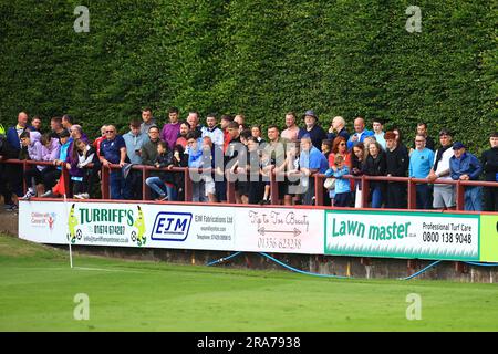 1. Juli 2023; Glebe Park, Brechin, Angus, Schottland: Schottischer Fußball vor der Saison, Brechin City versus Dundee; Fans vor Brechins berühmter Hecke Stockfoto