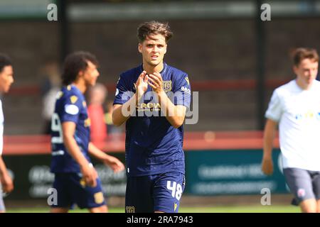 1. Juli 2023; Glebe Park, Brechin, Angus, Schottland: Scottish Pre Season Football Friendly, Brechin City versus Dundee; Callum Lamb of Dundee applaudiert den Fans am Ende des Spiels Stockfoto