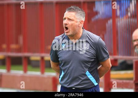 1. Juli 2023; Glebe Park, Brechin, Angus, Schottland: Scottish Pre Season Football Friendly, Brechin City gegen Dundee; Dundee Manager Tony Docherty Stockfoto