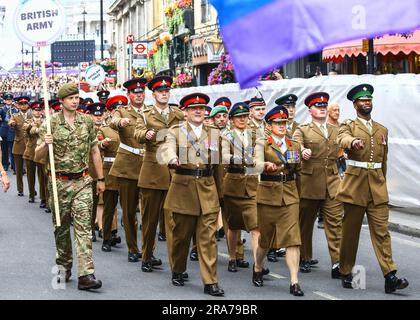 London, Großbritannien. 01. Juli 2023. Das britische Militär nimmt an der Parade Teil, mit einer Band, Armee und Marinesoldaten. Teilnehmer, Feiern und Zuschauer entlang der Route der Pride in London 2023 Parade. Es wird erwartet, dass in diesem Jahr 35.000 Menschen mit rund 600 Gruppen aus LGBT-Gemeinschaften an der Parade teilnehmen werden. Kredit: Imageplotter/Alamy Live News Stockfoto