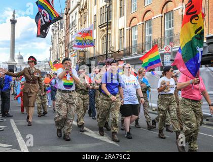 London, Großbritannien. 01. Juli 2023. Das britische Militär nimmt an der Parade Teil, mit einer Band, Armee und Marinesoldaten. Teilnehmer, Feiern und Zuschauer entlang der Route der Pride in London 2023 Parade. Es wird erwartet, dass in diesem Jahr 35.000 Menschen mit rund 600 Gruppen aus LGBT-Gemeinschaften an der Parade teilnehmen werden. Kredit: Imageplotter/Alamy Live News Stockfoto