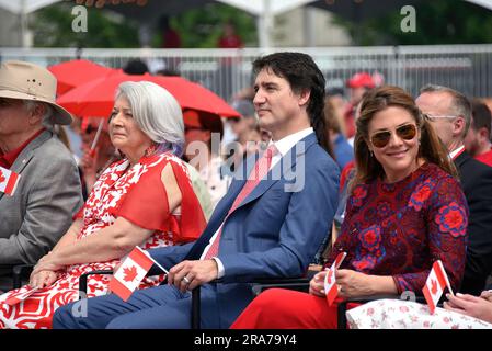 Ottawa, Kanada - 1. Juli 2023: Generalgouverneur Mary Simon und Premierminister Justin Trudeau, mit seiner Frau Sophie Grégoire Trudeau rechts, nehmen an der Feier zum kanadischen Tag in Lebreton Flats Teil. Simon ist Inuk und der erste Indigene, der das Amt des Generalgouverneurs innehat Stockfoto