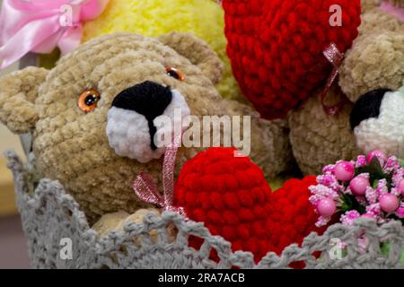 teddybär mit Herz im Korb Stockfoto