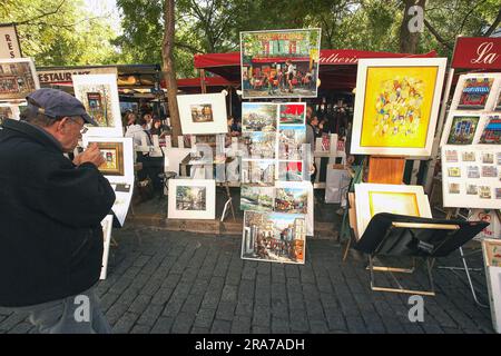 Böhmische Maler malen auf dem Place du Tertre in der Nähe des Sacré-Coeur von Montmartre in Paris. Stockfoto